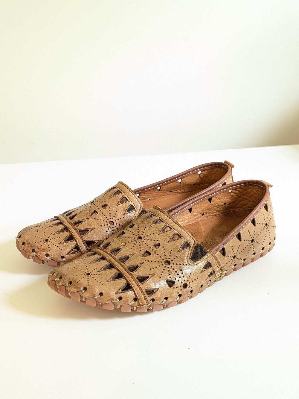 Spring Step Tan Perforated Leather Moccasins Size 39 NWOT